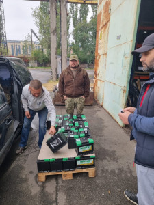 Благодійний фонд передав одній із військових частин акумуляторні батареї для автомобілів та військової техніки