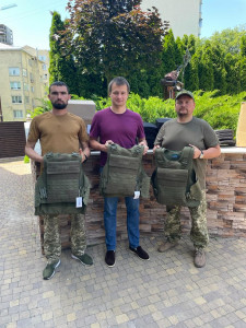 Закуплено та передано військовим ЗСУ пластини для бронежилетів та жилети-плитоноски стандартів НАТО