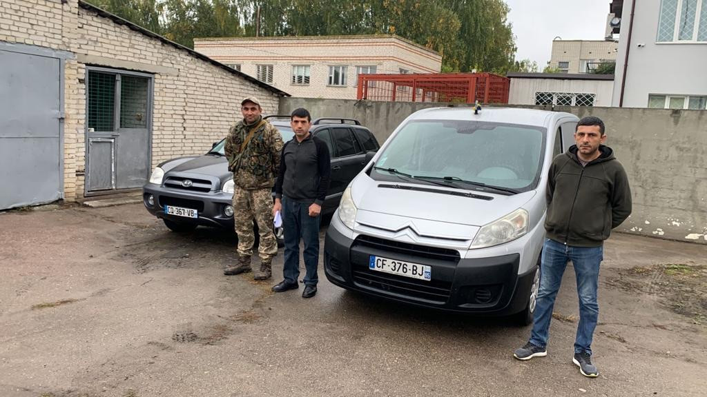 Благодійним фондом "Спільна справа" було передано два автомобіля для виконання військових завдань