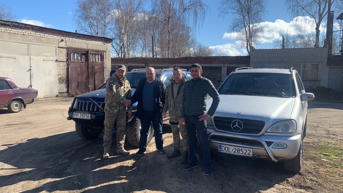 Чергові 2 автомобіля передали військовим на Сумщину від нашого фонду