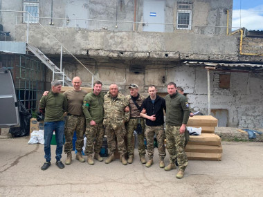 Благодійний фонд Сергія Березенка передав військовим необхідні речі